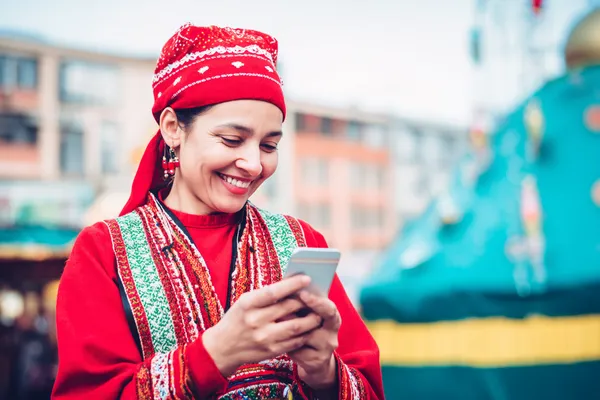 একজন তরুণী তার ফোনে আরাম করে গেম খেলছেন, আর চারপাশে ভাসছে ডায়নামিক ক্যাসিনো উপাদান—যা BDT3999 অ্যাপের মসৃণ মোবাইল অভিজ্ঞতাকে ফুটিয়ে তোলে।