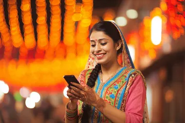 একজন পুরুষ তার ল্যাপটপে মনোযোগ দিয়ে কাজ করছেন, ব্যাকগ্রাউন্ডে লাইভ স্ট্যাটস — যা BDT3999 মোবাইল অ্যাপের স্পোর্টস ও গেমিং ফিচারগুলোকে তুলে ধরে।