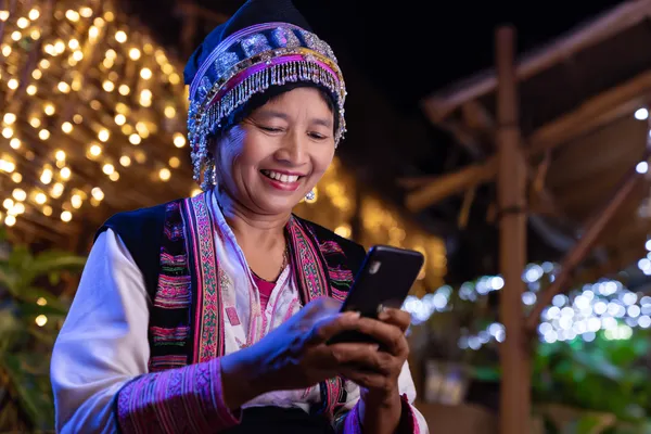 নিয়ন আলোয় আলোকিত পরিবেশে ক্যাসিনো চিপ হাতে এক অভিজাত নারী—যা BDT3999–এর প্রিমিয়াম অনলাইন ক্যাসিনো পরিবেশকে তুলে ধরে।