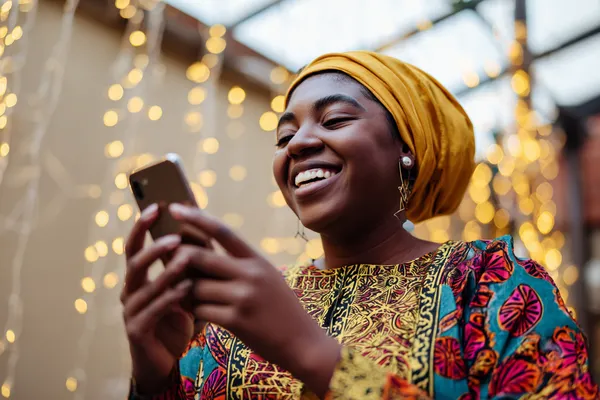 টাক্সেডো পরা একজন প্রফেশনাল ডিলার রুলেট টেবিলে খেলোয়াড়দের স্বাগত জানাচ্ছেন—যা BDT3999–এর আসল লাইভ ক্যাসিনো অনুভূতিকে প্রকাশ করে।