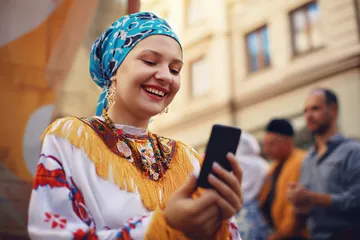 উজ্জ্বল স্লট মেশিনের পাশে এক স্টাইলিশ নারী, যেখানে জ্বলে উঠছে ‘সেভেন’—যা BDT3999–এর শীর্ষ স্লটগুলোর বৈচিত্র্যকে উপস্থাপন করে।