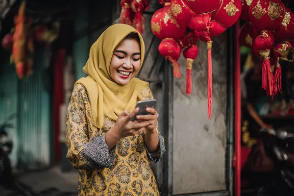 সোনালি কয়েনের ঝর্ণার মধ্যে ঘূর্ণায়মান একটি রুলেট চাকার ক্লোজ-আপ—যা BDT3999–এ গভীর ক্যাসিনো অ্যাকশনকে তুলে ধরে।