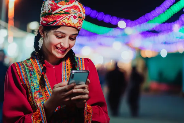 সবুজ বিলাসবহুল গাউন পরা এক নারী অলংকৃত রুলেট চাকার পাশে—যা BDT3999–এর উচ্চমানের ক্যাসিনো পরিবেশকে প্রকাশ করে।