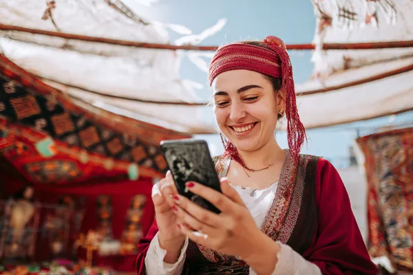 উজ্জ্বল স্লট মেশিনের পাশে হাস্যোজ্জ্বল এক নারী—যা BDT3999–এর রোমাঞ্চকর স্লট সংগ্রহকে উপস্থাপন করে।