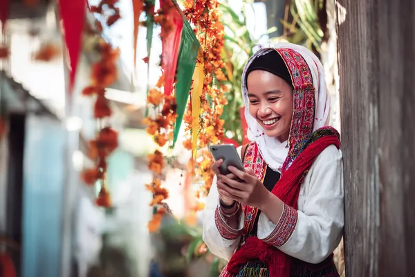 একটি উৎসবমুখর অনুষ্ঠানে স্মার্টফোন ব্যবহার করছেন একজন খেলোয়াড়—যা BDT3999–এর সম্পূর্ণ মোবাইল-ফ্রেন্ডলি অভিজ্ঞতাকে তুলে ধরে।